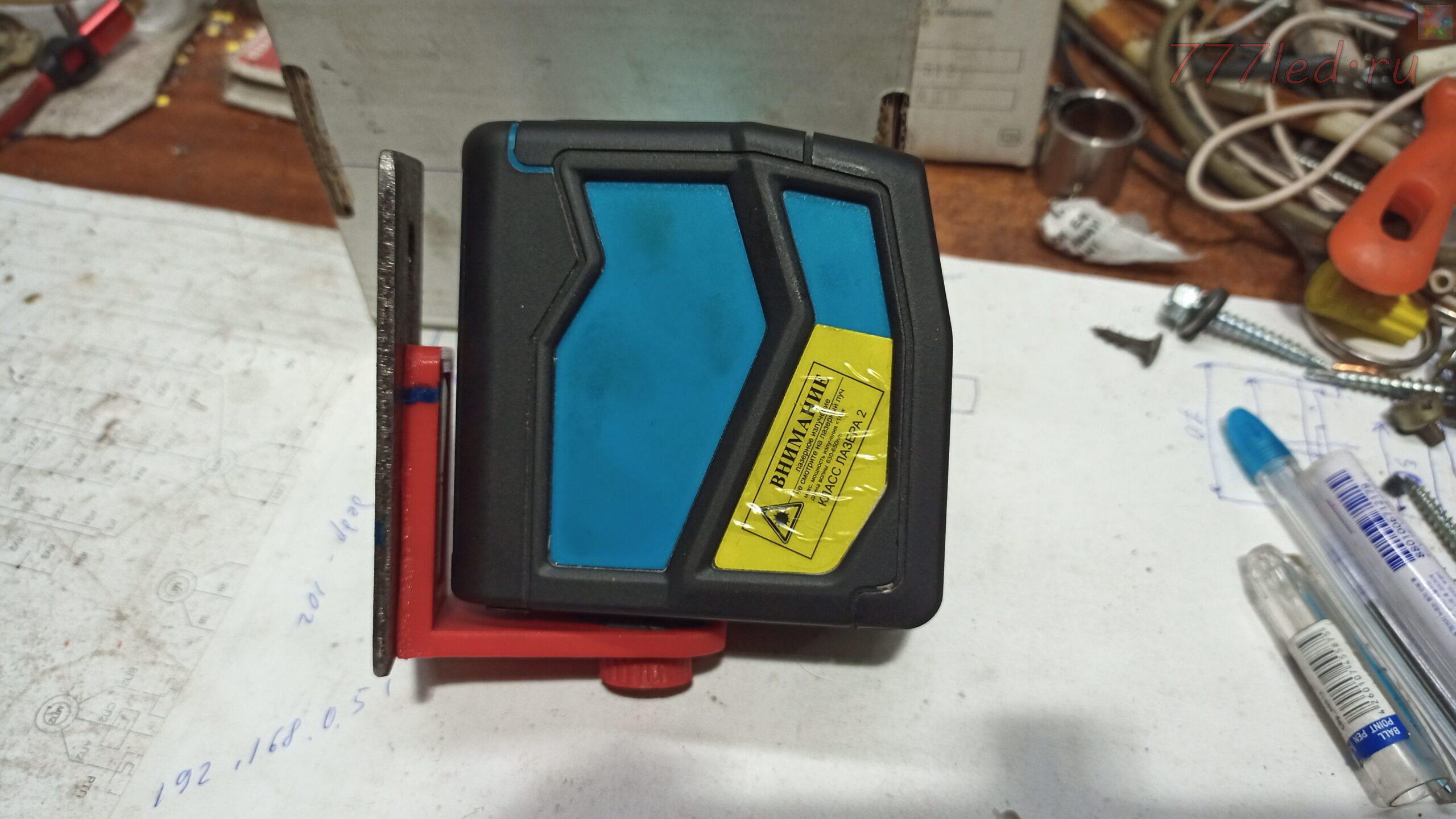 Магнитный кронштейн для лазерного нивелира.